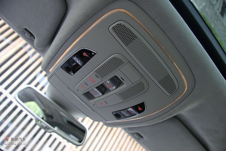 新浪汽车体验试驾奥迪A8L W12-内饰功能