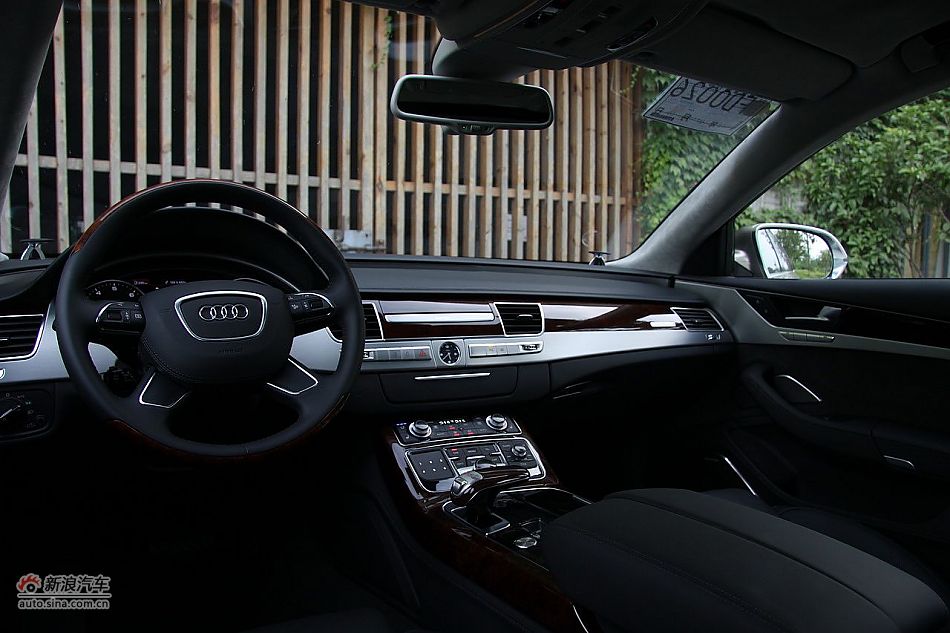 新浪汽车体验试驾奥迪A8L W12-内饰功能