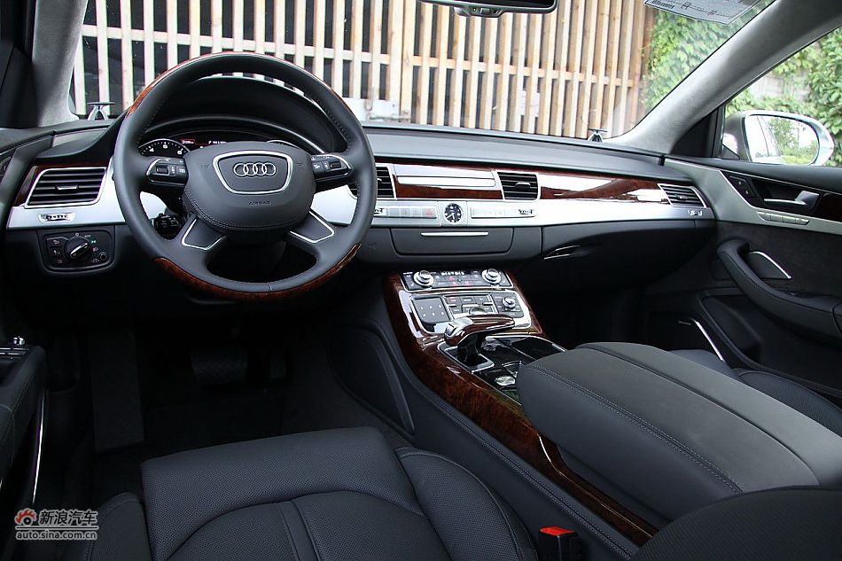 新浪汽车体验试驾奥迪A8L W12-内饰功能
