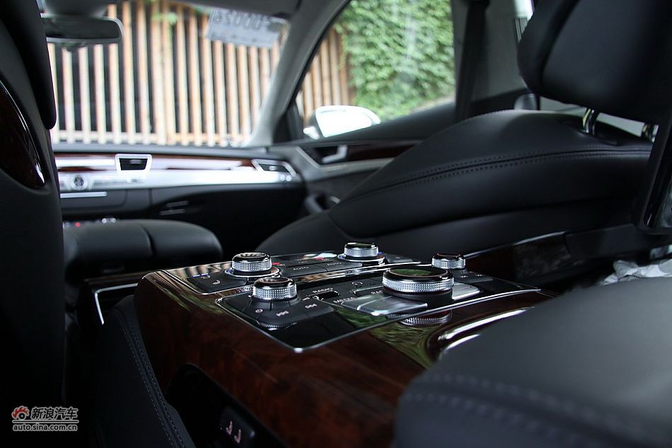 新浪汽车体验试驾奥迪A8L W12-内饰功能
