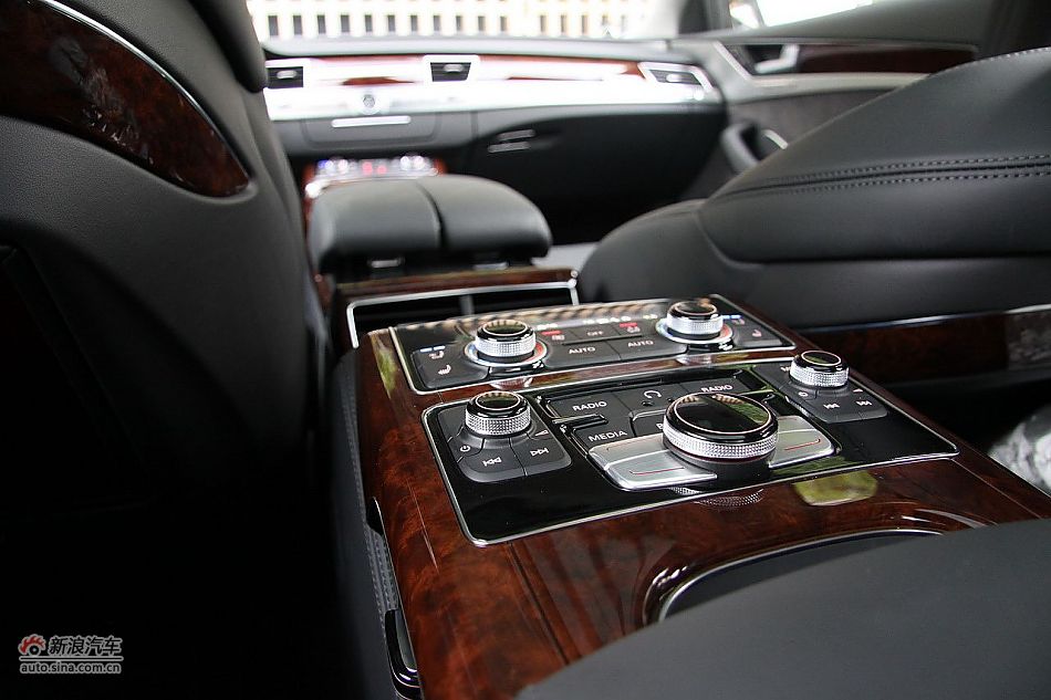 新浪汽车体验试驾奥迪A8L W12-内饰功能