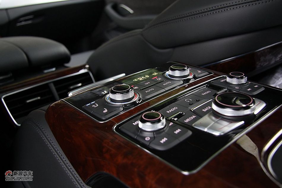 新浪汽车体验试驾奥迪A8L W12-内饰功能