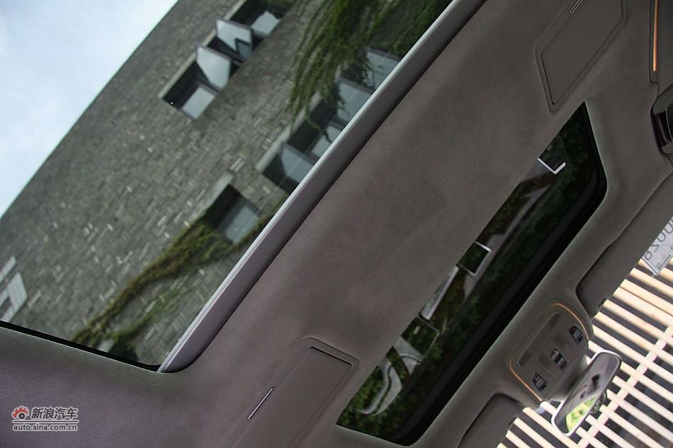 新浪汽车体验试驾奥迪A8L W12-内饰功能