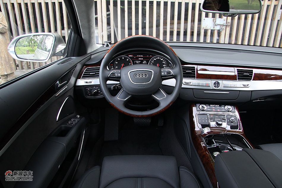 新浪汽车体验试驾奥迪A8L W12-内饰功能