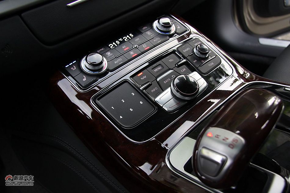 新浪汽车体验试驾奥迪A8L W12-内饰功能