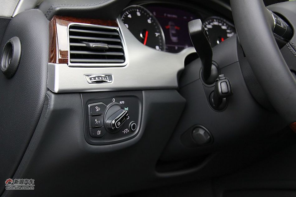 新浪汽车体验试驾奥迪A8L W12-内饰功能