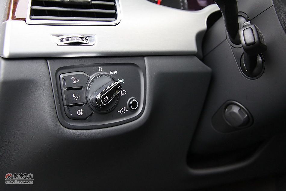 新浪汽车体验试驾奥迪A8L W12-内饰功能