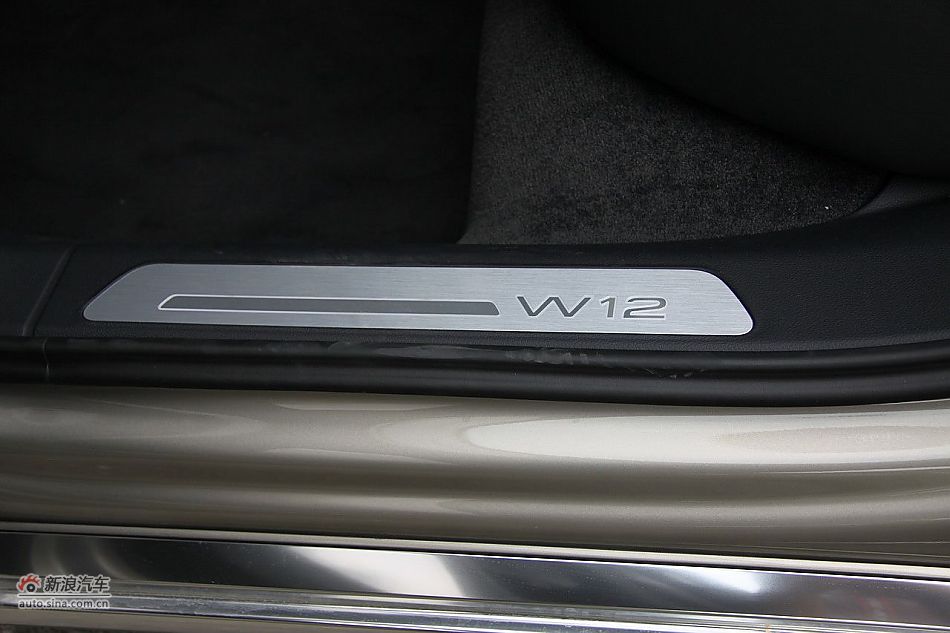 新浪汽车体验试驾奥迪A8L W12-内饰功能