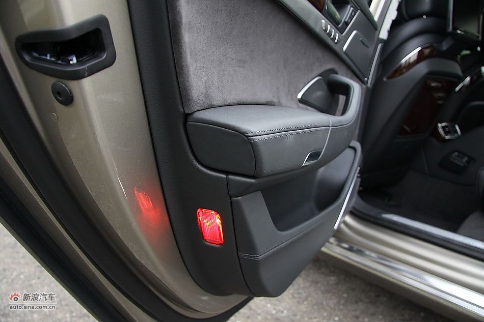 新浪汽车体验试驾奥迪A8L W12-内饰功能