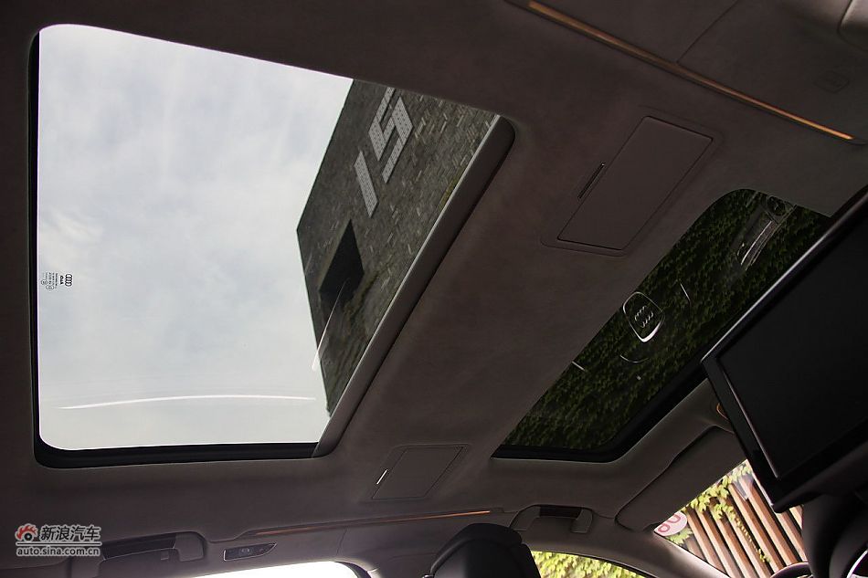 新浪汽车体验试驾奥迪A8L W12-内饰功能