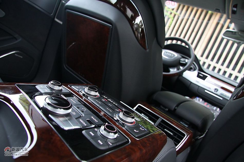 新浪汽车体验试驾奥迪A8L W12-内饰功能
