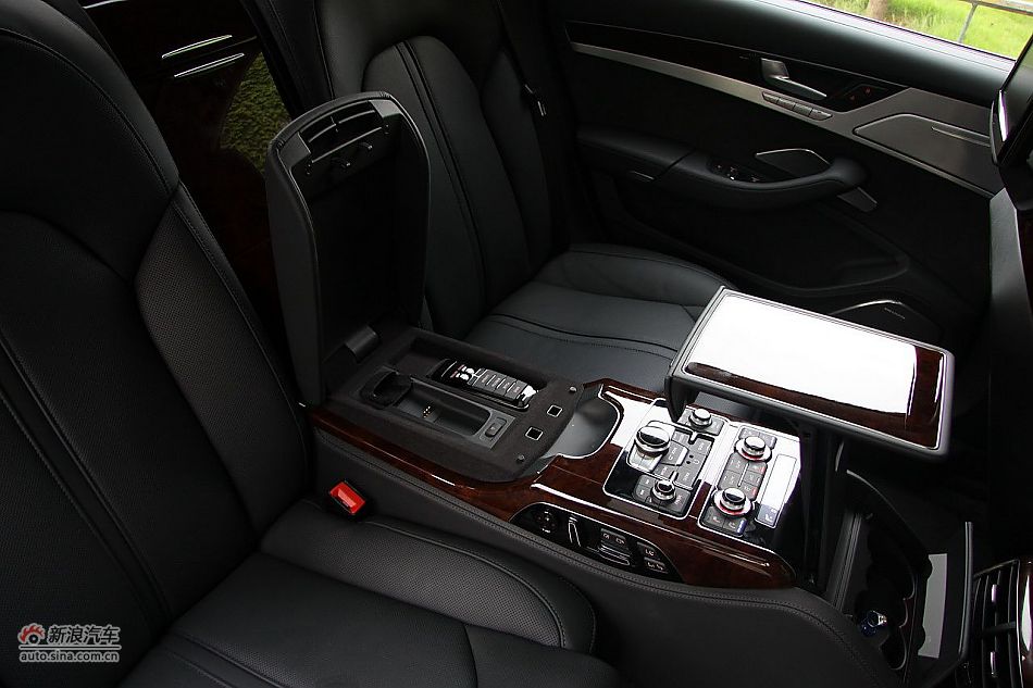 新浪汽车体验试驾奥迪A8L W12-内饰功能