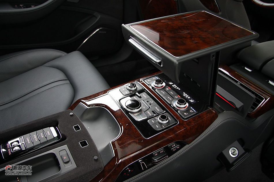 新浪汽车体验试驾奥迪A8L W12-内饰功能
