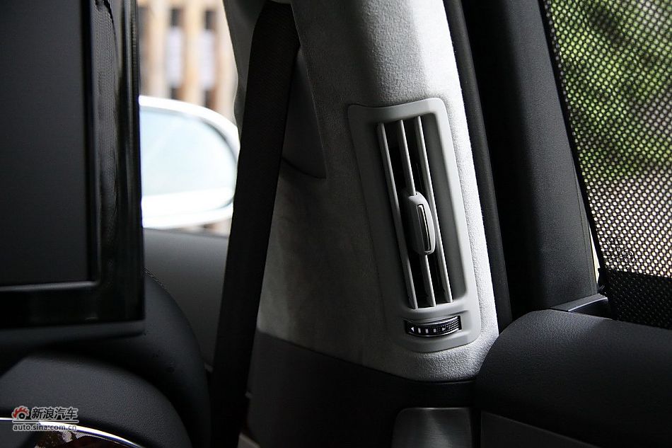 新浪汽车体验试驾奥迪A8L W12-内饰功能