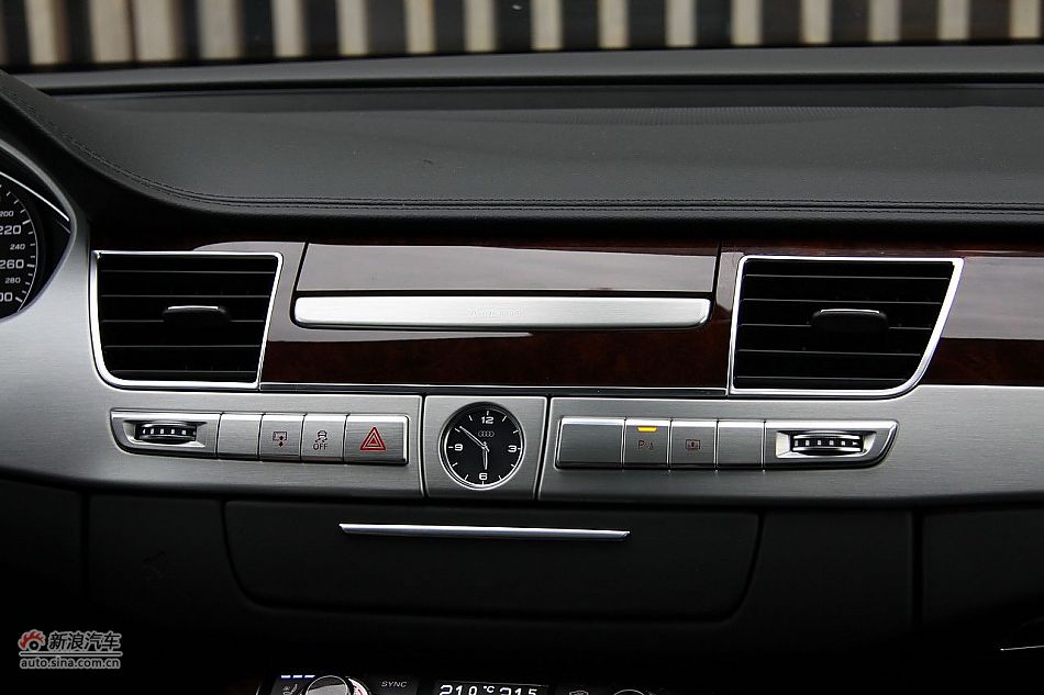 新浪汽车体验试驾奥迪A8L W12-内饰功能