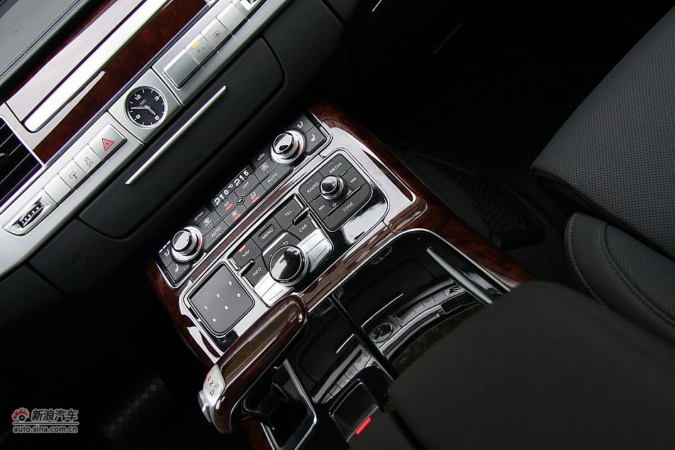 新浪汽车体验试驾奥迪A8L W12-内饰功能
