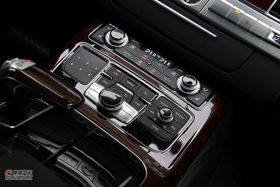 新浪汽车体验试驾奥迪A8L W12-内饰功能
