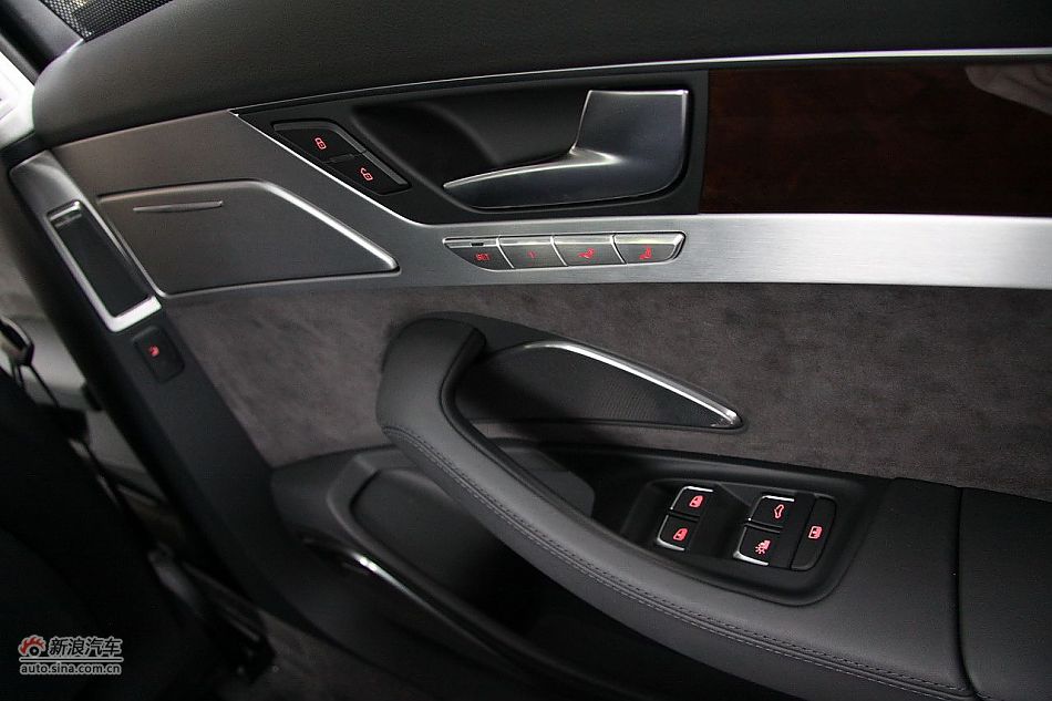 新浪汽车体验试驾奥迪A8L W12-内饰功能