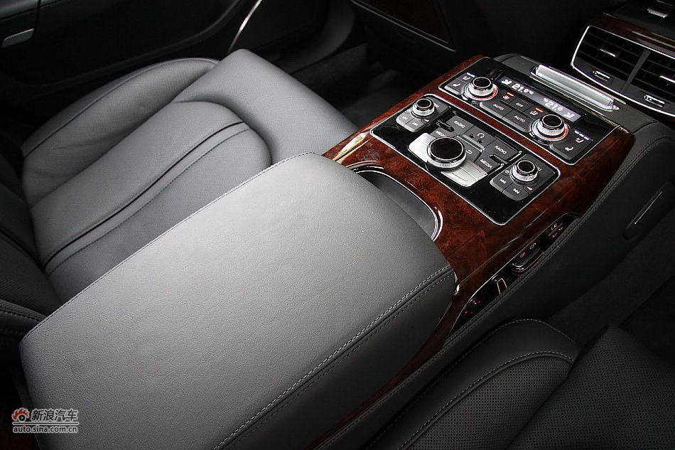 新浪汽车体验试驾奥迪A8L W12-内饰功能