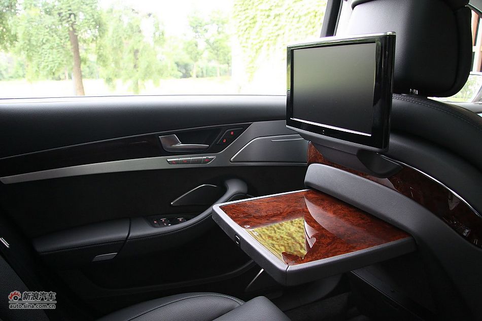 新浪汽车体验试驾奥迪A8L W12-内饰功能