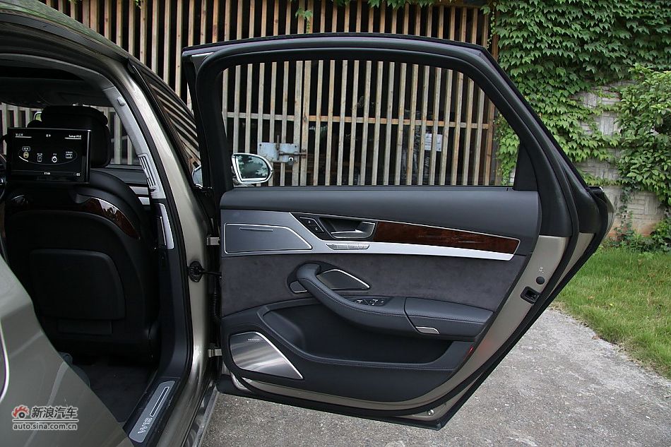 新浪汽车体验试驾奥迪A8L W12-内饰功能