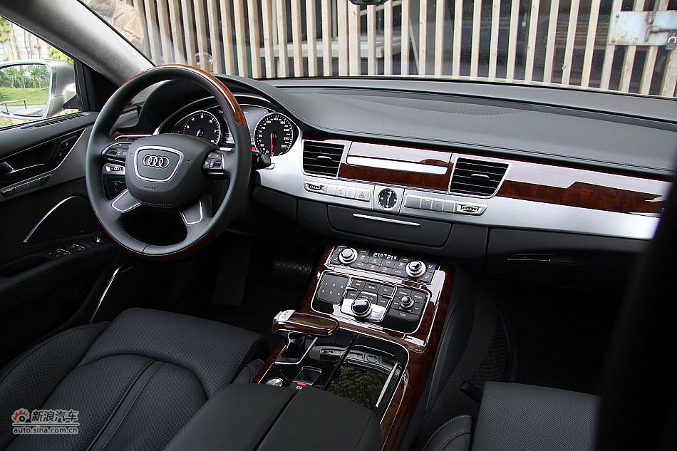 新浪汽车体验试驾奥迪A8L W12-内饰功能