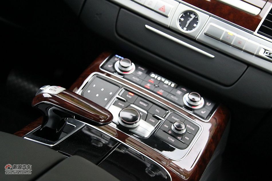 新浪汽车体验试驾奥迪A8L W12-内饰功能
