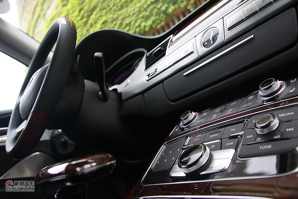 新浪汽车体验试驾奥迪A8L W12-内饰功能