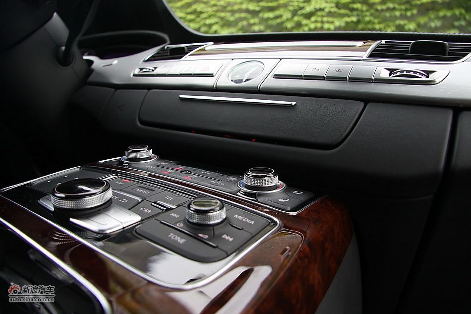 新浪汽车体验试驾奥迪A8L W12-内饰功能