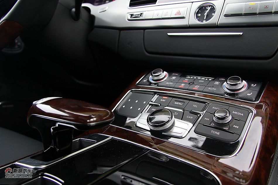 新浪汽车体验试驾奥迪A8L W12-内饰功能