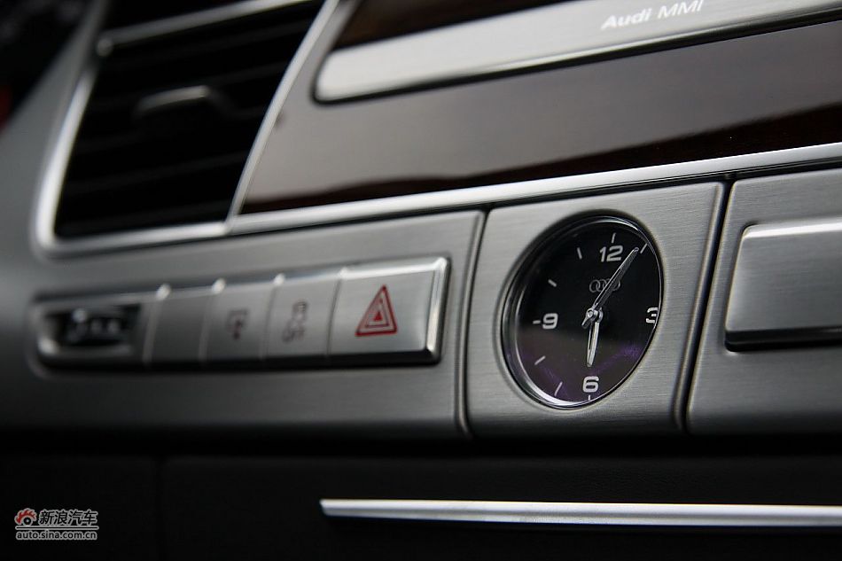 新浪汽车体验试驾奥迪A8L W12-内饰功能