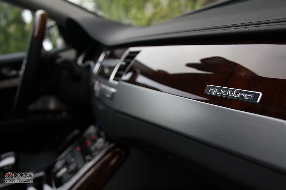 新浪汽车体验试驾奥迪A8L W12-内饰功能