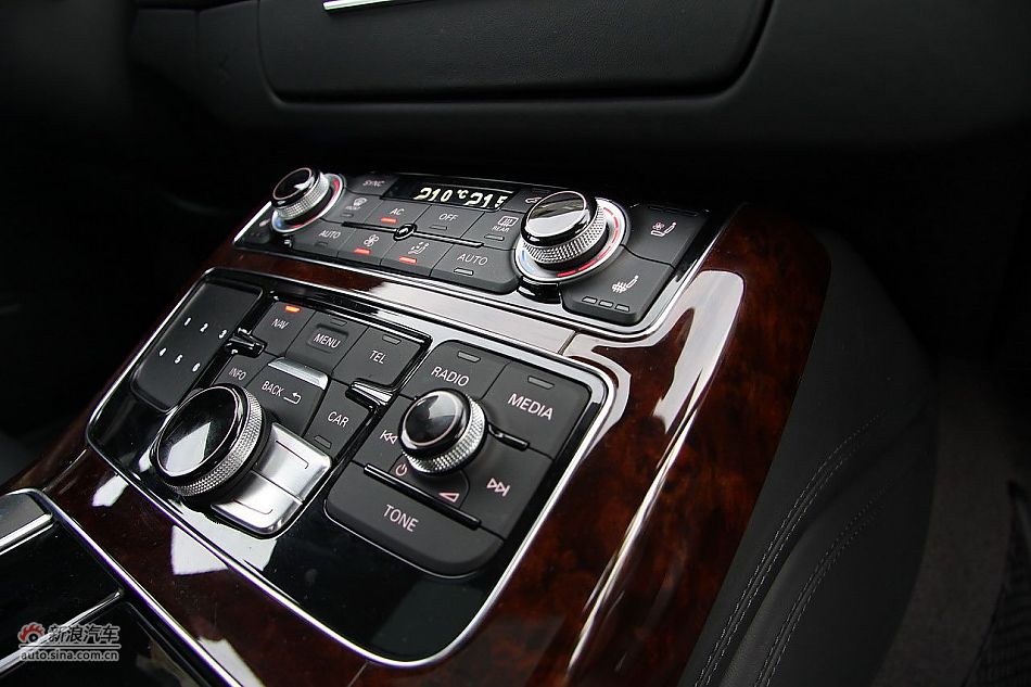 新浪汽车体验试驾奥迪A8L W12-内饰功能