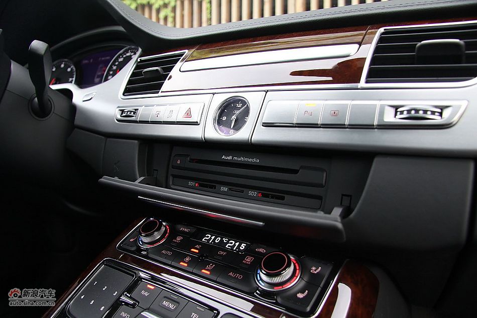 新浪汽车体验试驾奥迪A8L W12-内饰功能