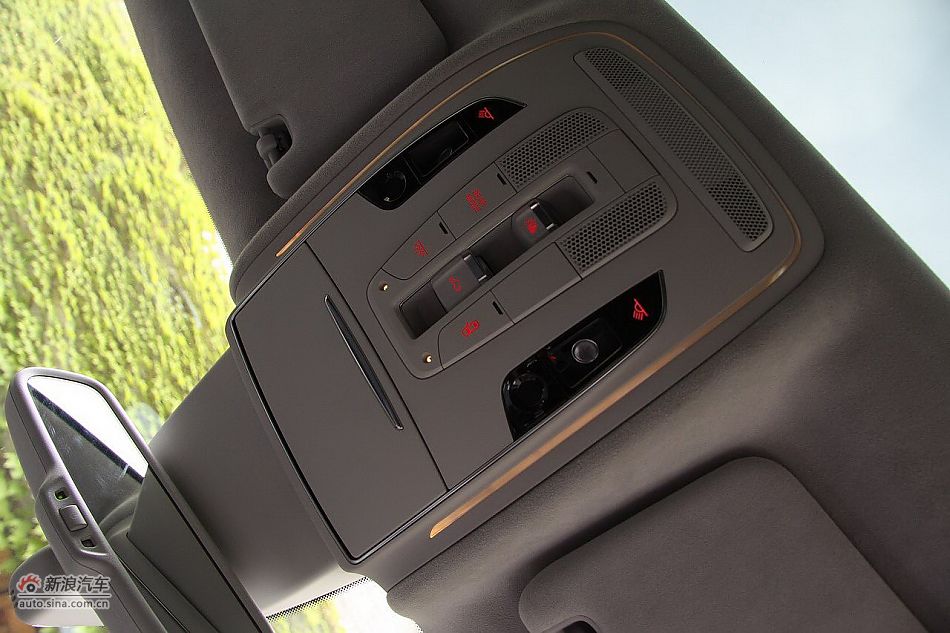 新浪汽车体验试驾奥迪A8L W12-内饰功能