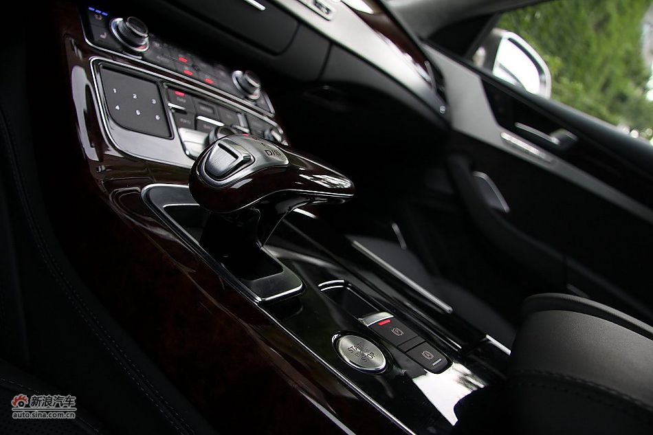 新浪汽车体验试驾奥迪A8L W12-内饰功能