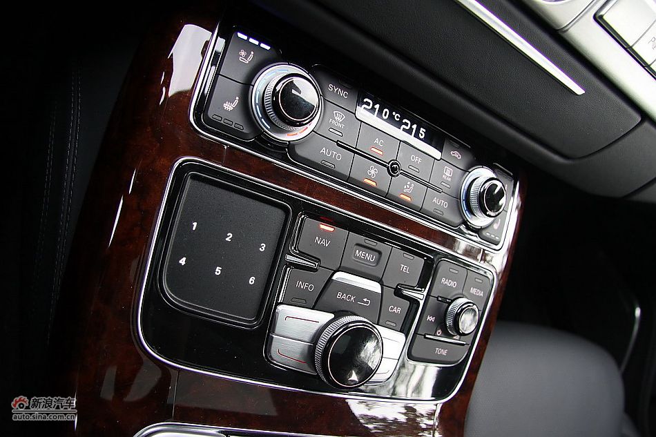 新浪汽车体验试驾奥迪A8L W12-内饰功能