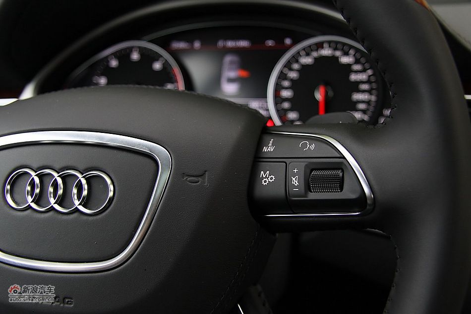 新浪汽车体验试驾奥迪A8L W12-内饰功能