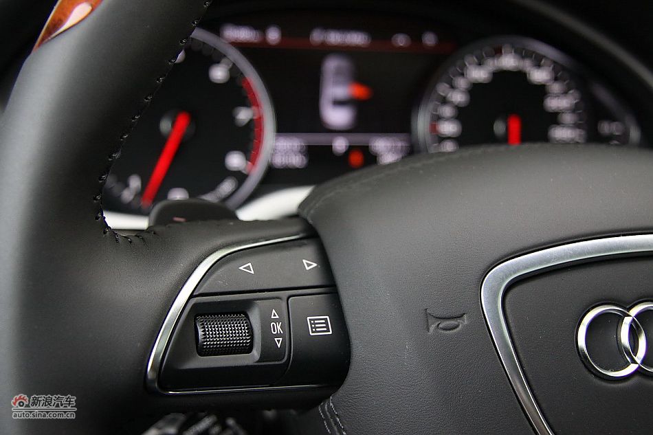 新浪汽车体验试驾奥迪A8L W12-内饰功能