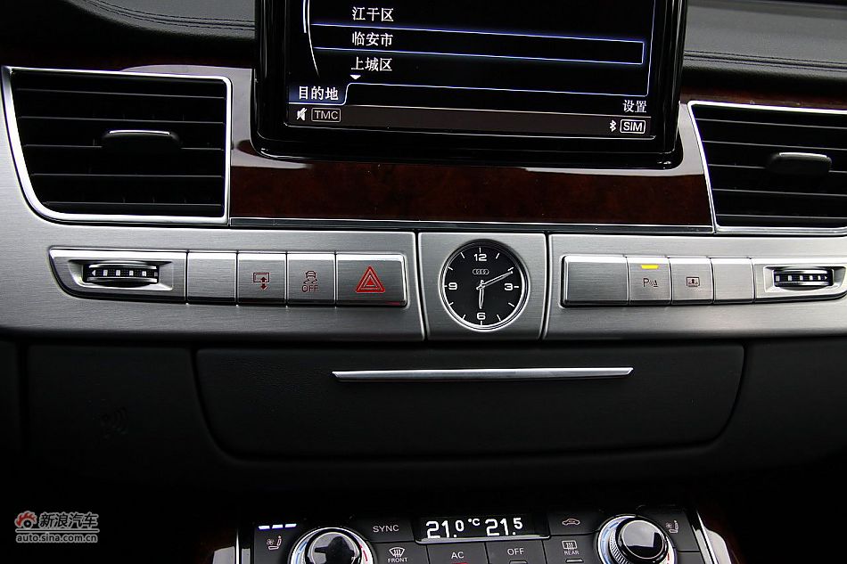 新浪汽车体验试驾奥迪A8L W12-内饰功能