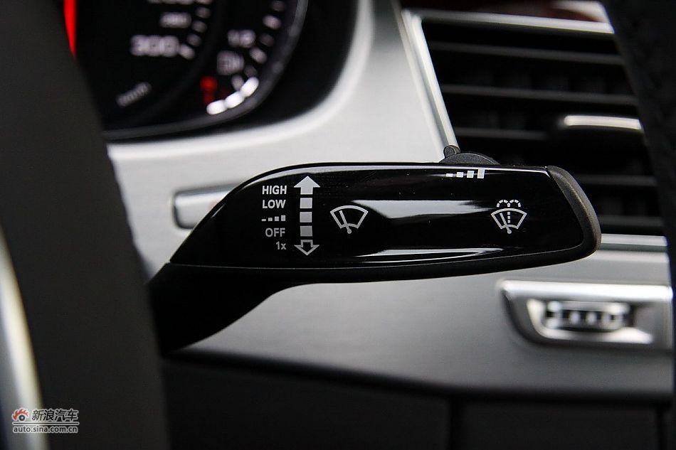 新浪汽车体验试驾奥迪A8L W12-内饰功能