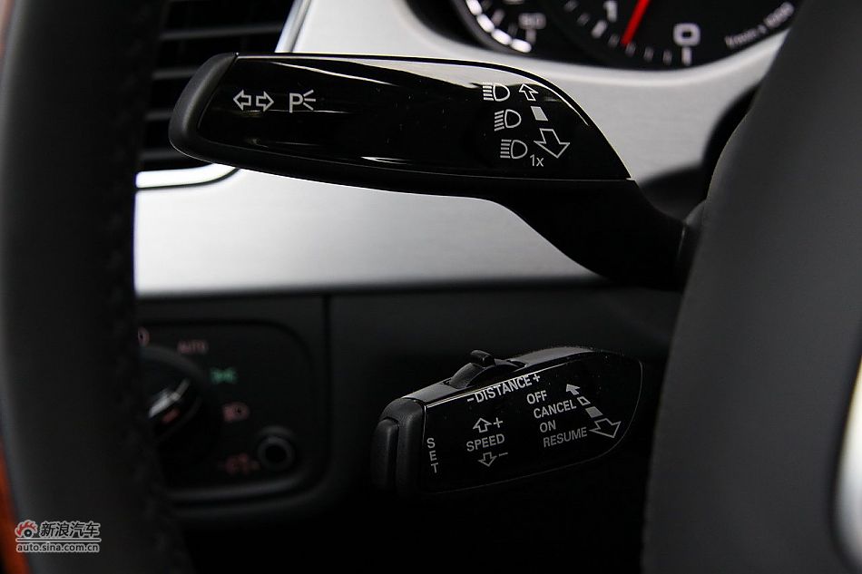 新浪汽车体验试驾奥迪A8L W12-内饰功能