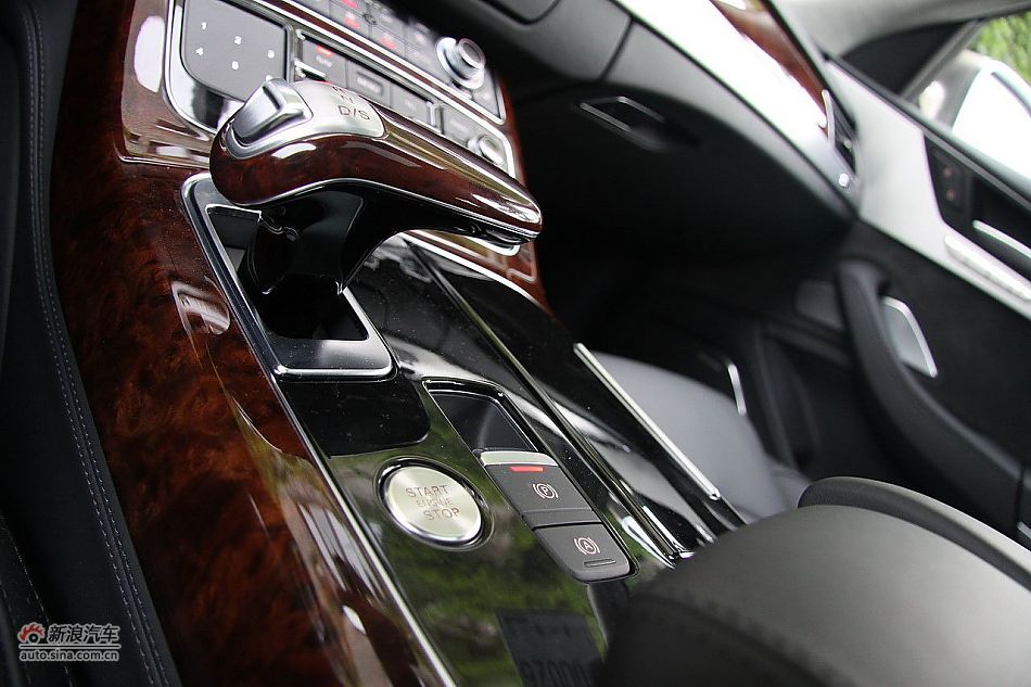 新浪汽车体验试驾奥迪A8L W12-内饰功能
