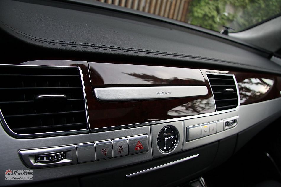新浪汽车体验试驾奥迪A8L W12-内饰功能