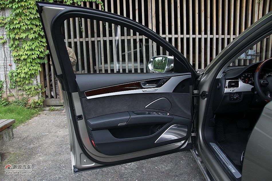 新浪汽车体验试驾奥迪A8L W12-内饰功能