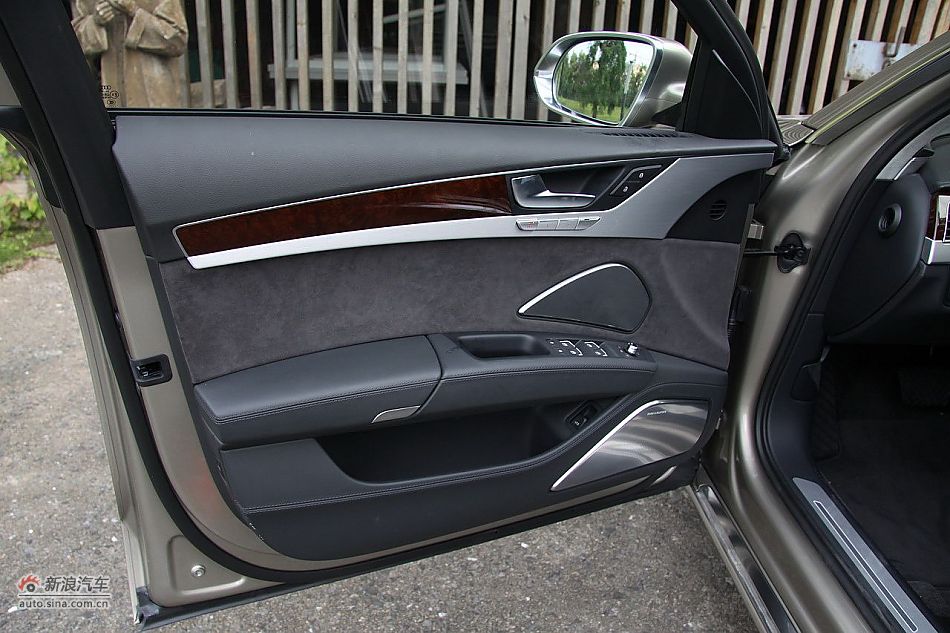 新浪汽车体验试驾奥迪A8L W12-内饰功能