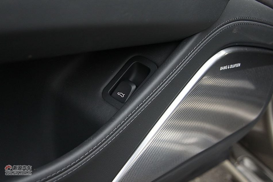 新浪汽车体验试驾奥迪A8L W12-内饰功能
