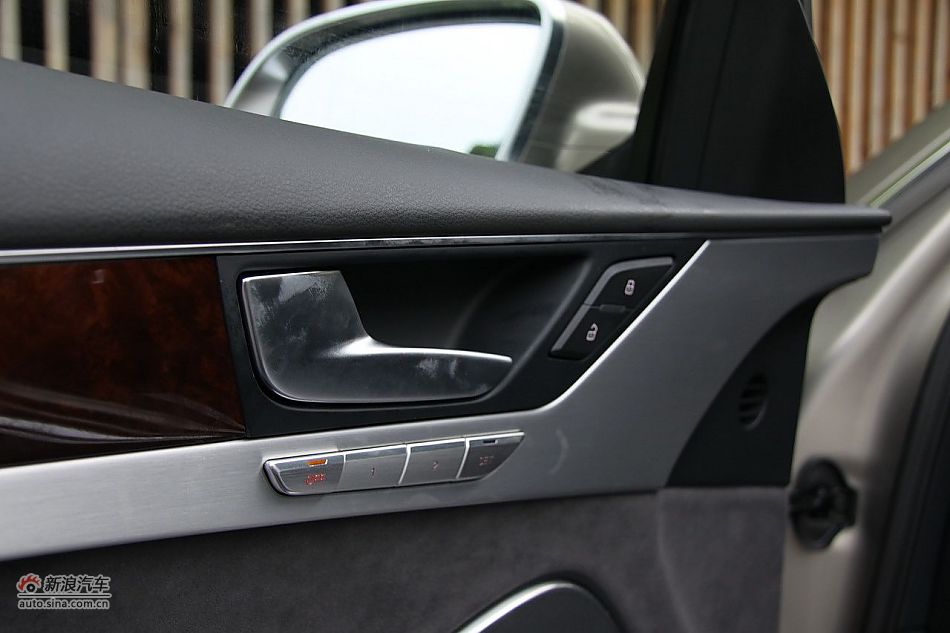 新浪汽车体验试驾奥迪A8L W12-内饰功能
