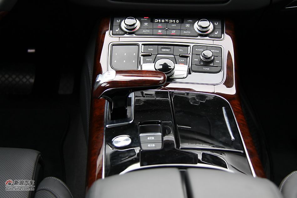 2011款A8L内饰