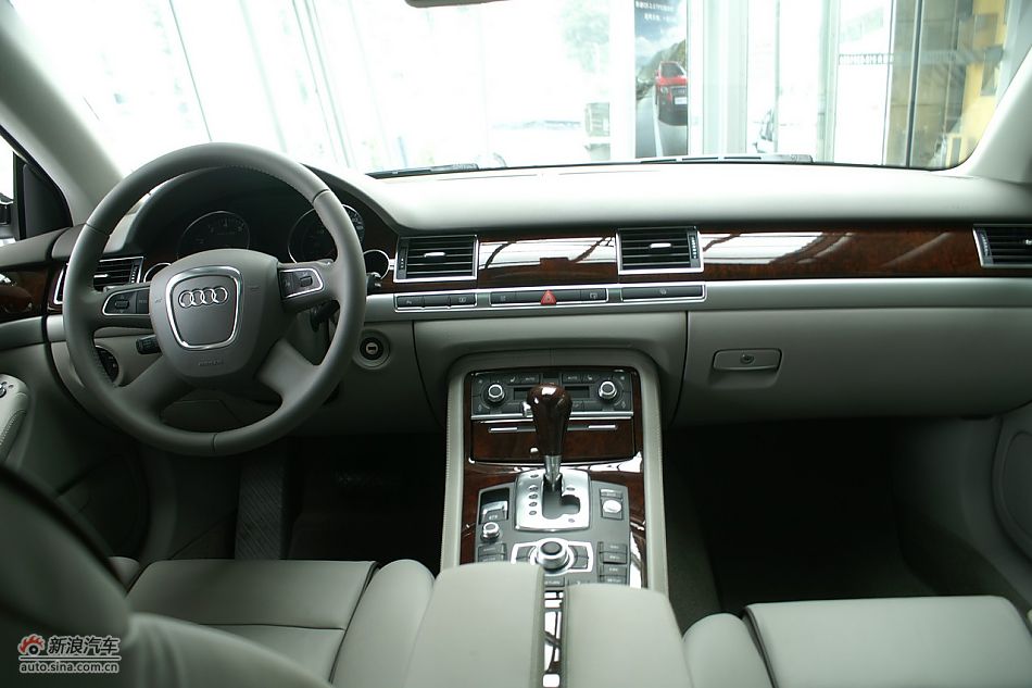 奥迪A8L2.8FSI标准型内饰